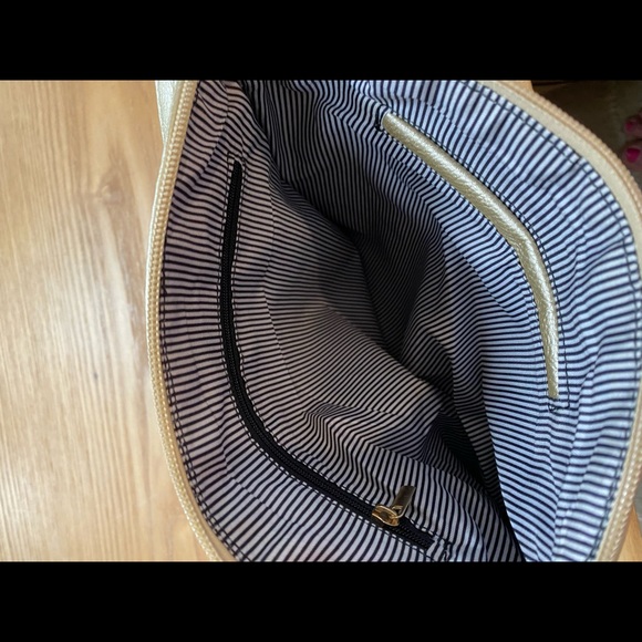 TWO TONE METALLIC VEGAN LEATHER CROSSBODY BAG - Picture 4 of 6